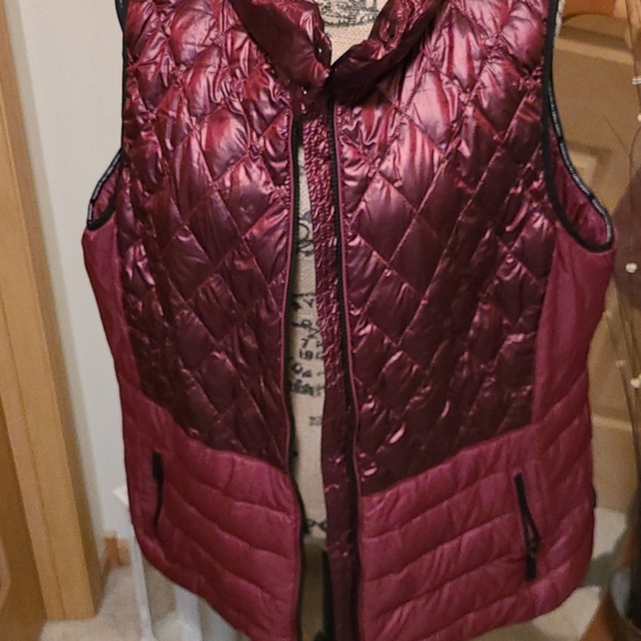 💣Pretty Calvin Klein puffer vest💣 - Picture 8 of 8